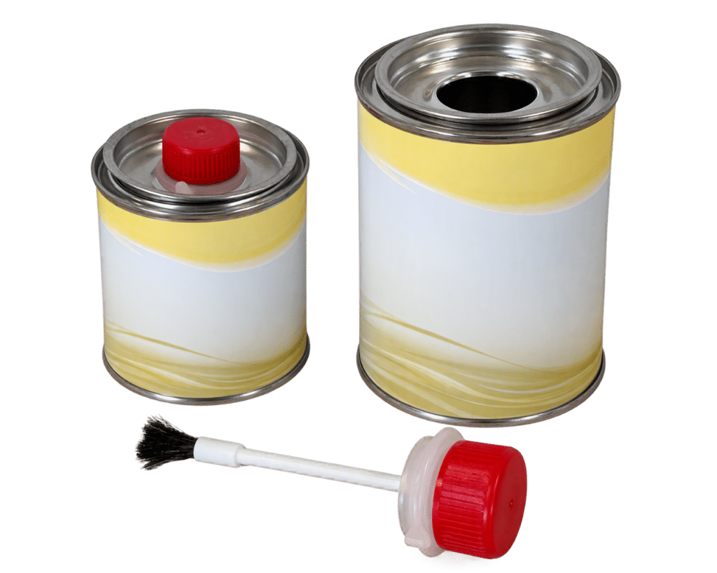 Individuell etikettierte Blechdosen mit 250 ml oder 500 ml Füllvolumen, wahlweise mit Standarddeckel oder integriertem Pinsel sowie Chargen- und MHD-Kennzeichnung für professionelle Anwendungen. Lohnabfüllung durch Fola Abfülltechnik